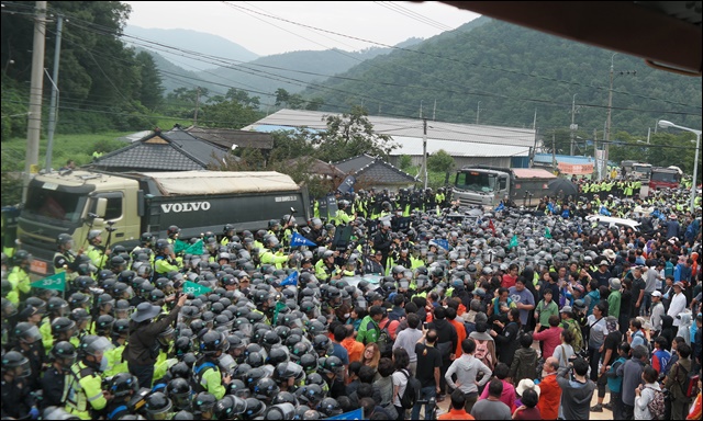 사드 발사대가 통과 중이다...대치 중인 경찰과 주민들(2017.9.7.소성리 마을회관 앞) / 사진.평화뉴스