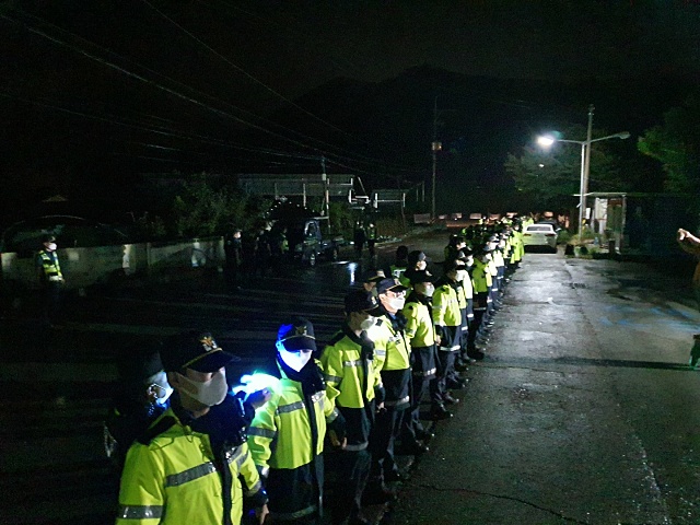 국방부 지원 요청에 따라 사드 장비 반입 작전에 동원된 경찰병력(2022.9.4) / 사진.소성리상황실