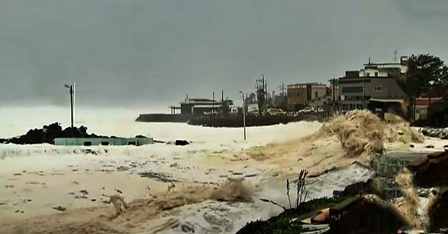 태풍으로 인해 거친 풍랑이 이는 바닷가 / 사진.기상청 '태풍 피해 행동 요령' 화면 캡쳐