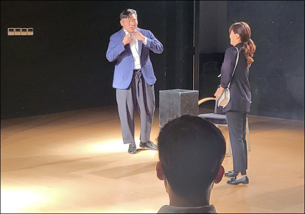 창작연극 <열일? 아니 워라밸>(극단 예술로) 공연하는 홍준오, 이효정 배우 (2022.9.17 대구예술발전소 수창홀) / 사진. 평화뉴스 정준민 인턴기자