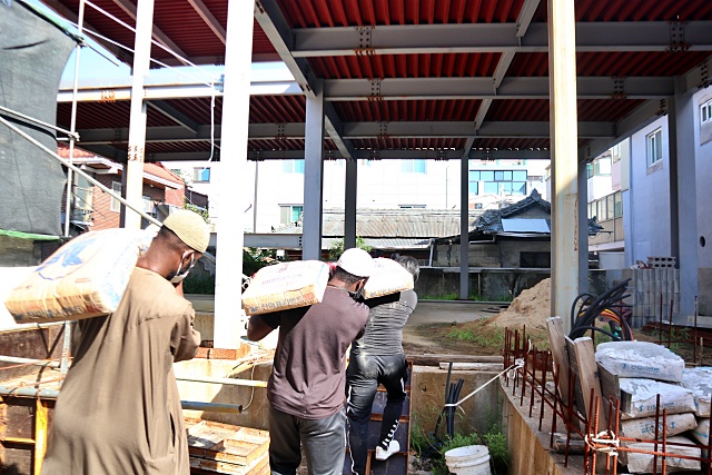 이슬람사원 공사 현장에서 시멘트 포대를 옮기는 무슬림 유학생들(2022.8.22) / 사진.평화뉴스 김영화 기자