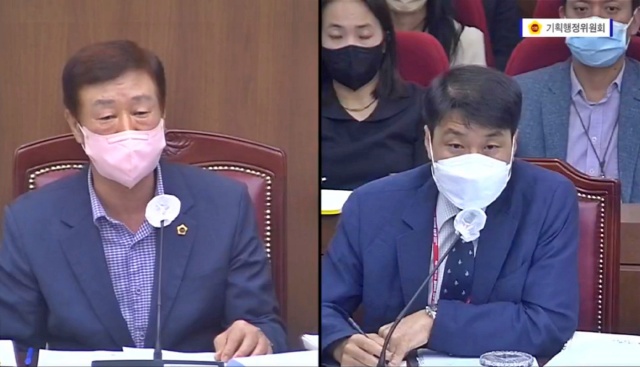 임인환 위원장이 김정기 실장에게 특별고문 조례에 대한 질의 중이다.(2022.9.21) /사진.대구시의회
