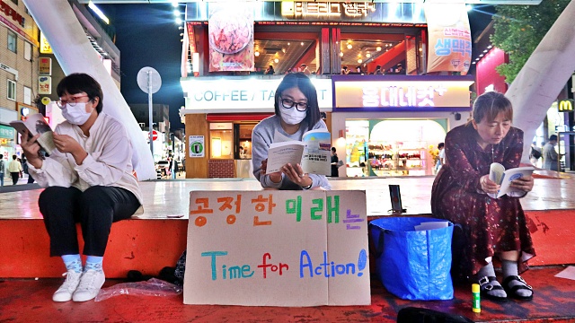 동성로 광장에서 '기후위기' 책을 읽으며 독서 시위 하는 청년들(2022.9.21) / 사진.평화뉴스 김영화 기자