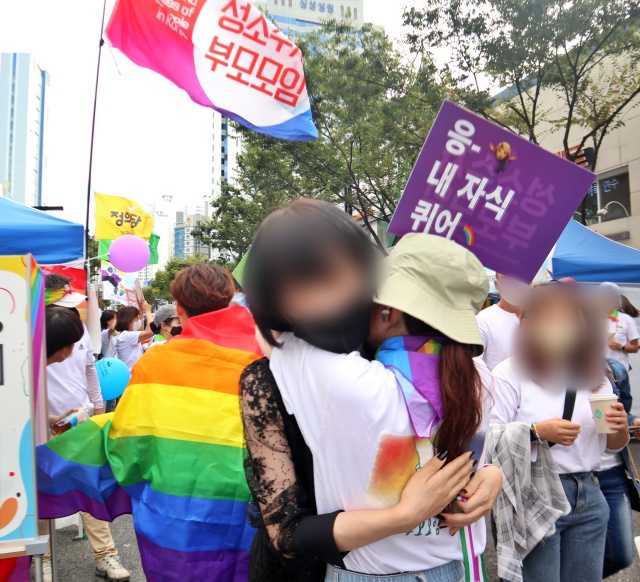 '응 내 자식 퀴어'...성소수자부모모임과 퀴어들의 '프리허그'(2022.10.1) / 사진.평화뉴스 김영화 기자