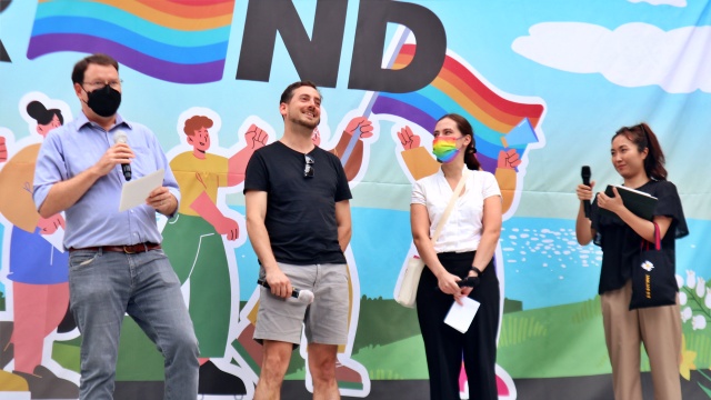 (왼쪽부터)놀란 바크하우스 주한미국대사관 부산영사, 톰코펜 네덜란드 정치담당 서기관, 하나 베커 독일 1등 서기관이 대구퀴어축제 무대에 올라 축사를 하고 있다.(2022.10.1) / 사진.평화뉴스 김영화 기자