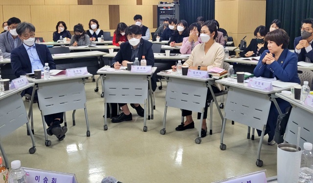 (왼쪽에서 두번째)윤지환 위원장이 발언 중이다.(2022.10.7) / 사진.평화뉴스 정준민 인턴기자