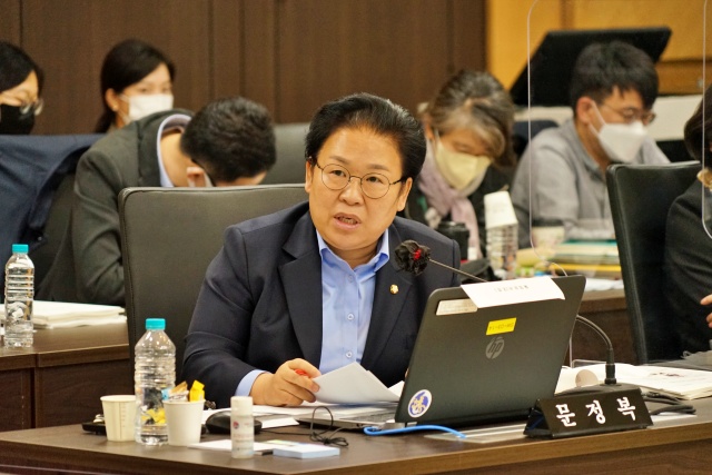 문정복 민주당 의원이 경북대병원장에게 질의를 하고 있다.(2022.10.13) / 사진.평화뉴스 김영화 기자