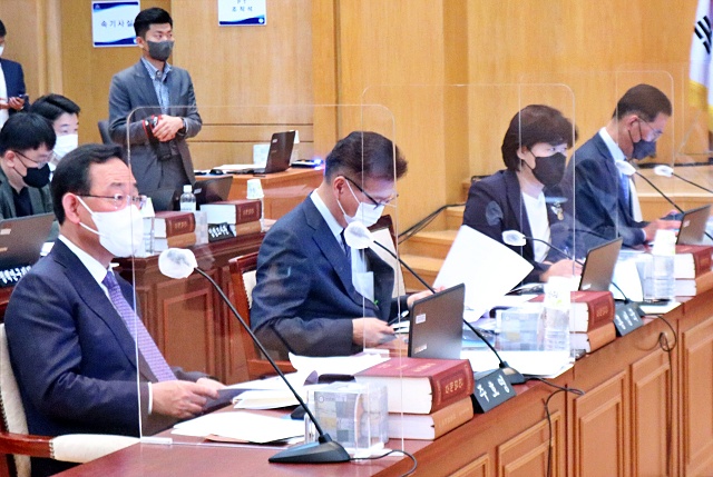 국회 기재위의 2022년 국감. 한국은행 대구경북본부, 대구지방국세청, 대구세관...(왼쪽부터)국민의힘 주호영, 더불어민주당 홍성국, 서영교, 김주영 국회의원(2022.10.14.한은 대경본부) / 사진.평화뉴스 김영화 기자