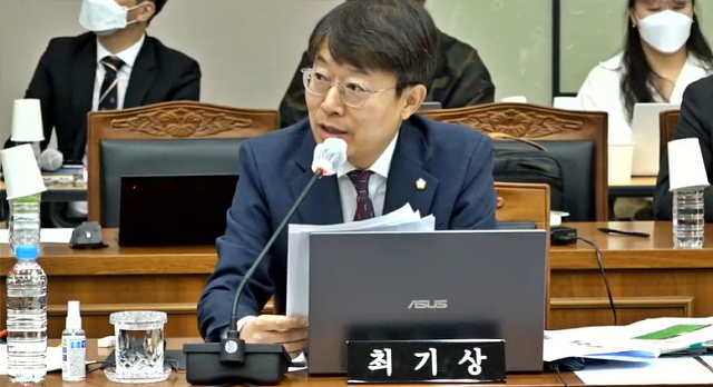 경북도립의료원 위탁운영에 대해 질의하는 민주당 최기상 의원(2022.10.17) / 사진.경북도 생중계