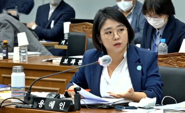 용혜인 기본소득당 의원이 경북도 국감에서 질의를 하고 있다.(2022.10.17) / 사진.경북도 생중계