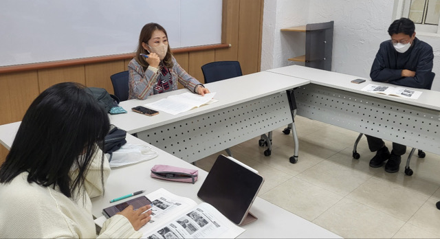 (가운데)손수정 위원의 사회로 7기 독자위 회의가 진행됐다.(2022.10.24) / 사진.평화뉴스 김영화 기자