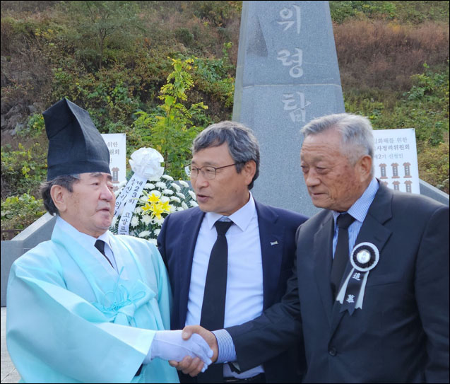 (왼쪽부터) 나정태 한국전쟁전후 경산코발트광산 민간인희생자 유족회 이사장, 정근식 2기 진화위 위원장, 윤성해 박사리유족회 회장(2022.10.28. 경산코발트광산 민간인희생자 제72주기 합동위령제) / 사진. 평화뉴스 정준민 인턴기자