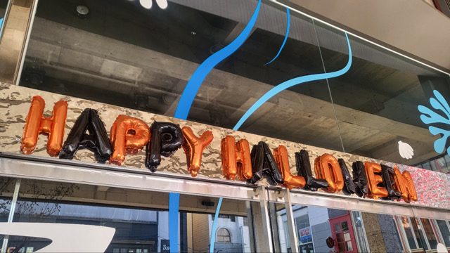 동성로 한 대형 클럽 입구에 붙은 ‘핼러윈’ 기념 풍선(2022.10.31) / 사진.평화뉴스 김영화 기자