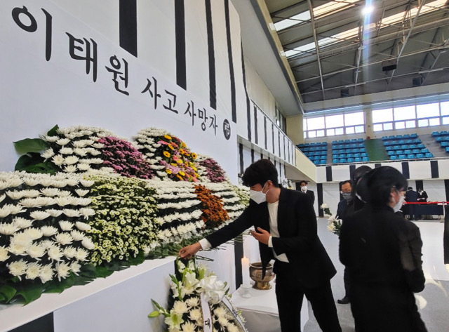 “명복을 빕니다”…‘이태원 참사’ 대구 분향소에 헌화하는 청년들(2022.10.31) / 사진.평화뉴스 김영화 기자