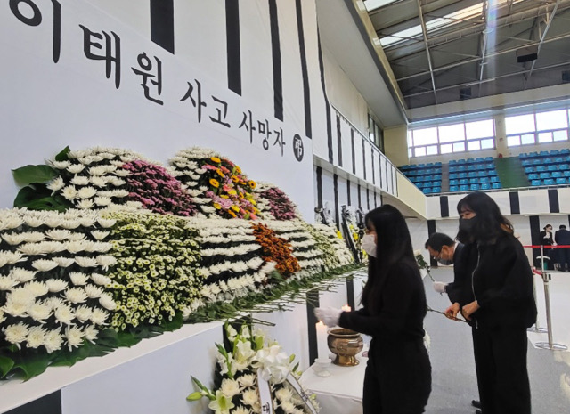 검은 옷을 입고 분향소 단상에 국화꽃을 놓는 시민들(2022.10.31) / 사진.평화뉴스 김영화 기자