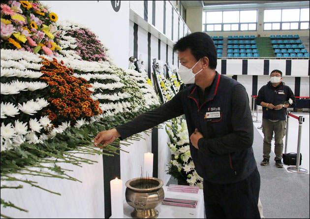 헌화하는 이길우 민주노총대구지역본부장(2022.10.31. 대구 '이태원 사고 사망자 합동분향소') / 사진 제공. 민주노총대구지역본부