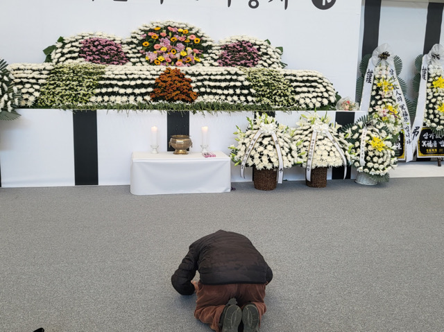 희생자들을 향해 두 번 절을 하고 있는 할아버지(2022.11.1) / 사진. 평화뉴스 정준민 인턴기자