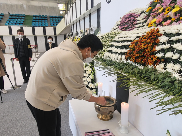 국화꽃을 헌화 후 분향하고 있는 청년 (2022.11.1.) / 사진. 평화뉴스 정준민 인턴기자