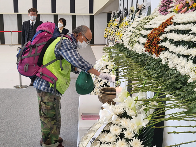 분향소에 잠깐 들러 희생자들 명복을 비는 추모객들(2022.11.1.) / 사진. 평화뉴스 정준민 인턴기자