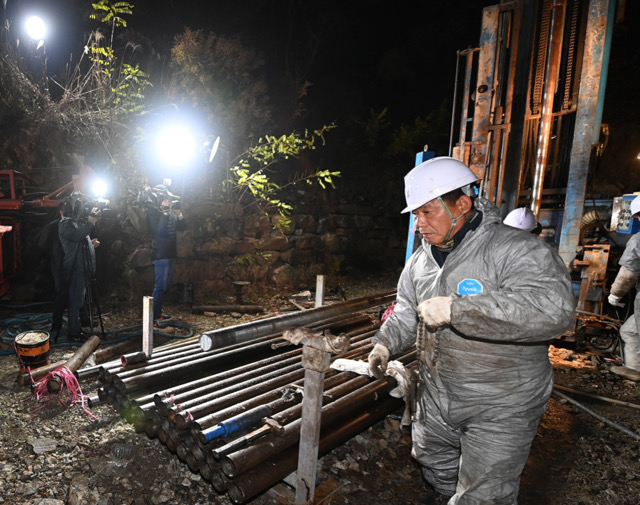 경북 봉화군 아연 광산 매몰 사고 현장에서 구조작업을 펼치고 있다.(2022.11.1) / 사진.경북도