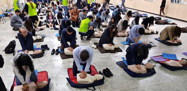 ‘골든타임 4분’…심폐소생술 교육 현장 / 사진.대구 수성구보건소