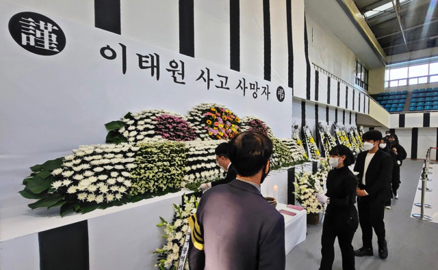 서울 ‘이태원 참사’ 대구 합동분향소에 줄지어 헌화하는 시민들(2022.10.31) / 사진.평화뉴스 김영화 기자