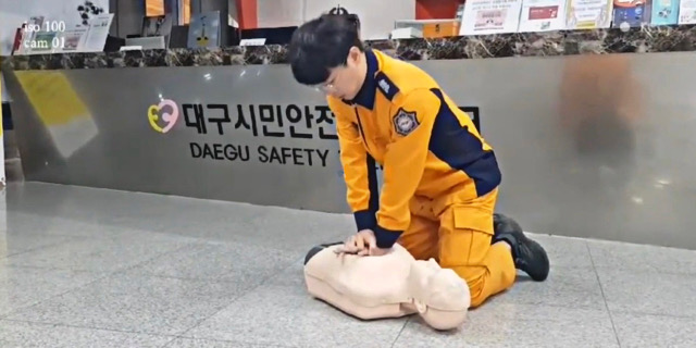 ‘더미’를 놓고 심폐소생술 시범을 보이고 있는 소방대원 / 사진.대구시민안전테마파크