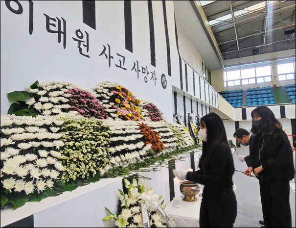 검은 옷을 입고 국화꽃을 올리며 조문하는 청년들(2022.10.31, 대구 '이태원 참사' 합동분향소) / 사진.평화뉴스 김영화 기자