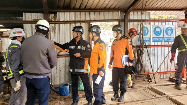남화영 소방청장 직무대리가 광산 매몰 사고 구조 활동을 지시하고 있다.(2022.10.29) / 사진.소방청
