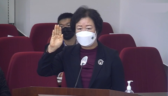 설용숙 대구시 자치경찰위원장이 행정감사에서 증인 선서 중이다.(2022.11.14) / 사진.평화뉴스 대구시의회