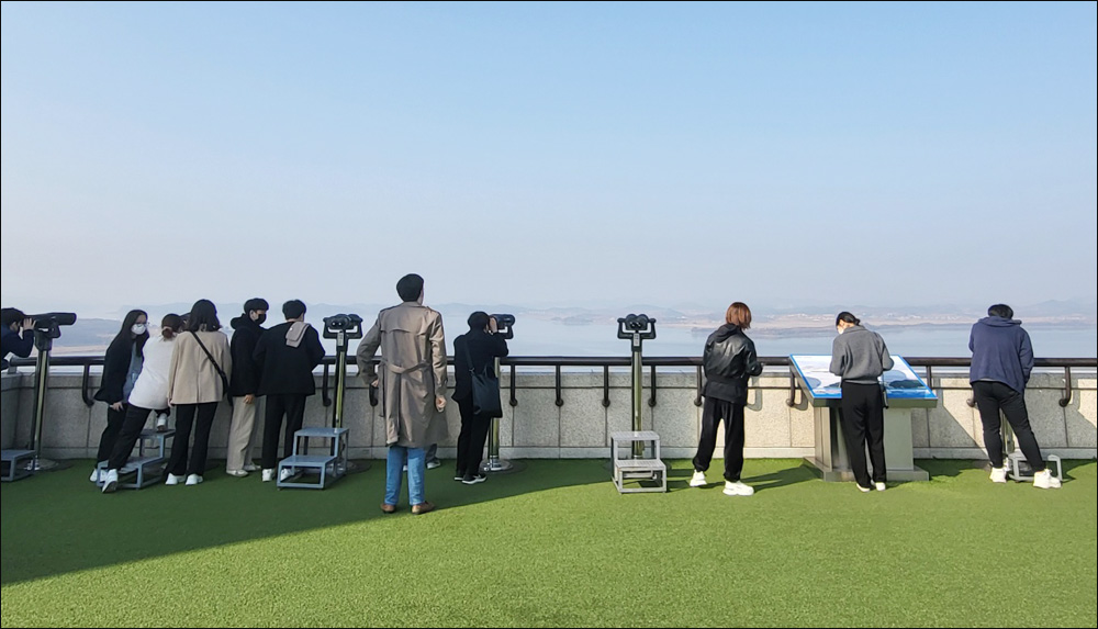 현장학습에 참가한 영남대학교 재학생들이 망원경으로 개성을 보고 있다(2022.11.11. 오두산 통일전망대) / 사진. 평화뉴스 정준민 인턴기자