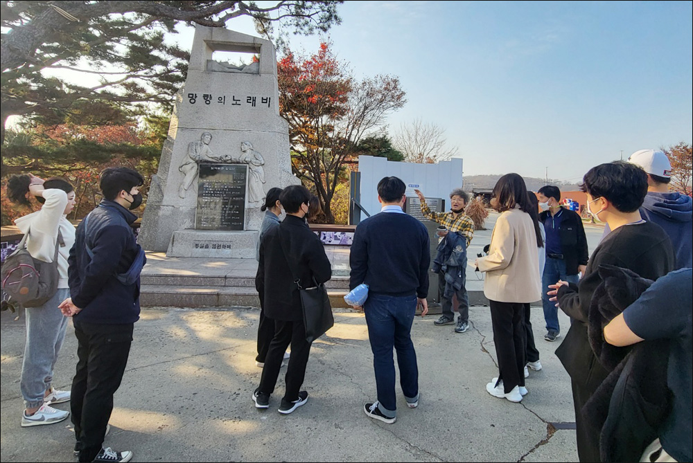 '잃어버린 30년, 고향잃은 이 신세를 그리워하며 얼마나 울었던가요'...먕향의 노래비 앞 김두현 전 평화통일대구시민연대 사무처장의 해설 / 사진. 평화뉴스 정준민 인턴기자