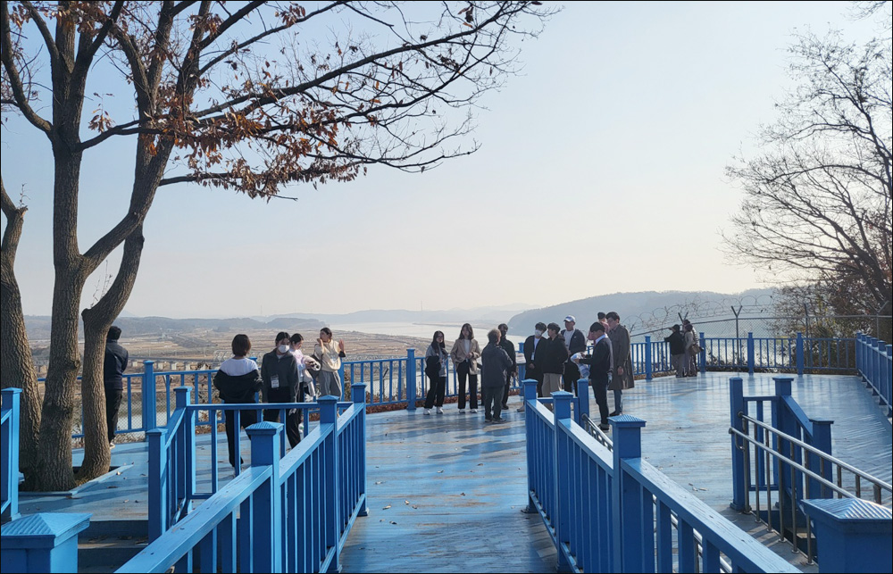 임진각전망대를 둘러보는 현장학습 참가자들(2022.11.11. 임진각전망대) / 사진. 평화뉴스 정준민 인턴기자