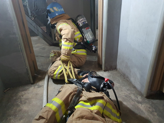 산소통을 메고 화재 진압 훈련 중인 대구소방서 대원들 / 사진.대구소방본부