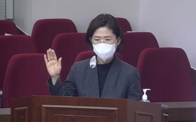 김승미 대구의료원 원장이 행정감사에서 증인선서를 하고 있다.(2022.11.18 / 사진.대구시의회