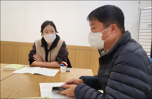 (왼쪽부터) 이명은 독자위원, 안갑수 독자위원(2022.11.22) / 사진. 평화뉴스 김영화 기자