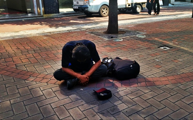 대구 중구 동성로에서 구걸하는 노숙인 모자에 동전이 쌓였다.(2022.6.22) / 사진.평화뉴스 김영화 기자