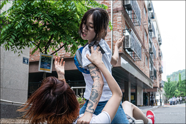 『불도저에 탄 소녀』(박이웅 감독 | 2022)