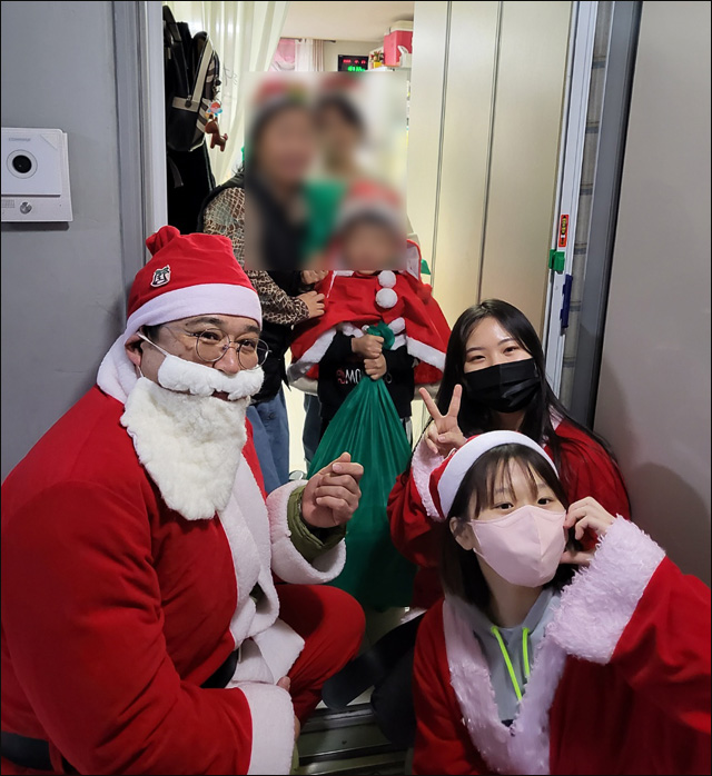 몰래산타의 선물을 받은 형진이 가족 / 사진. 평화뉴스 정준민 인턴기자