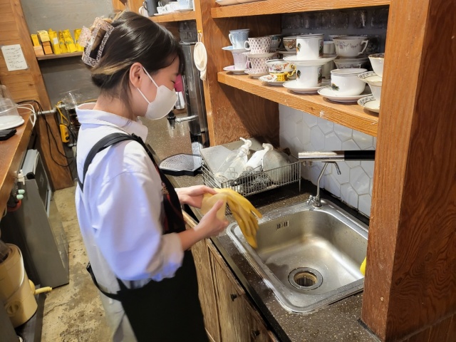 설거지 후 고무장갑을 정리하는 이은비(25)씨(2022.12.31) / 사진. 평화뉴스 정준민 인턴기자