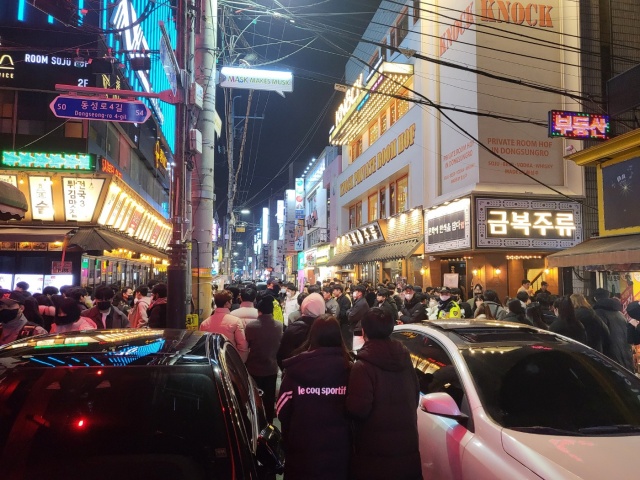 새해맞이 전 동성로에 인파가 몰렸다.(2022.12.31) / 사진. 평화뉴스 정준민 인턴기자