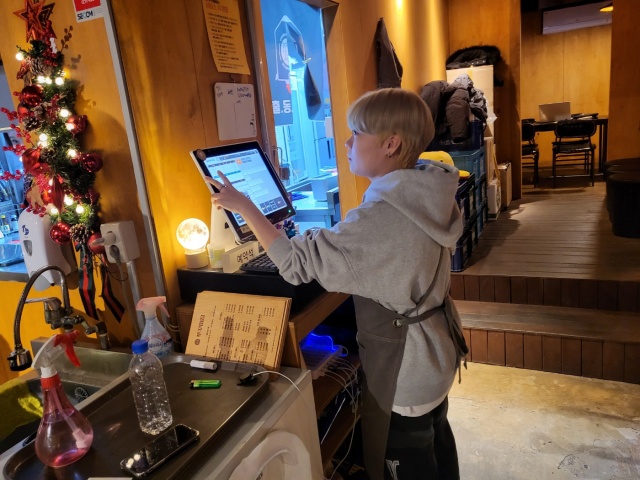 예비대학생 이채민씨가 계산대에서 일하고 있다.(2023.1.1) / 사진. 평화뉴스 정준민 인턴기자