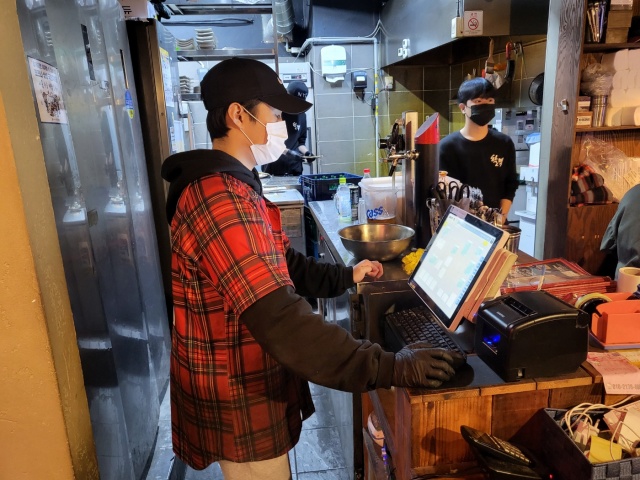호프집 유니폼을 입고 일하는 공승우씨(2022.12.31) / 사진. 평화뉴스 정준민 인턴기자