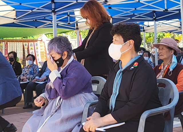 채 이사장이 위령제에서 손수건으로 눈물을 닦고 있다(2022.10.1) / 사진.평화뉴스 정준민 인턴기자
