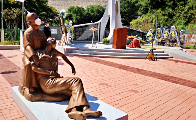 10월항쟁 위령탑...희생자들을 기리는 조형물(2021.10.1) / 사진.평화뉴스 김영화 기자