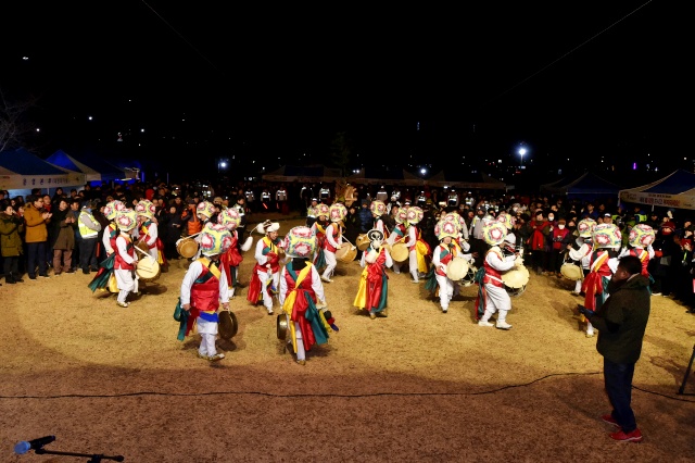 대구 남구청의 신천 해맞이 축제에서 풍물패가 공연을 하고 있다. / 사진.대덕문화전당