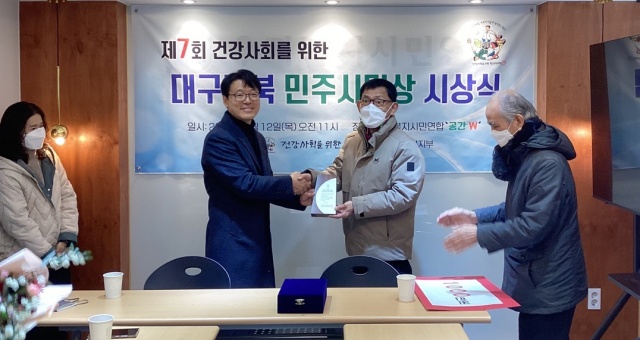 박준철 상임대표가 김헌주 센터장에게 상패를 전달했다.(2023.1.12) / 사진.평화뉴스 정준민 인턴기자