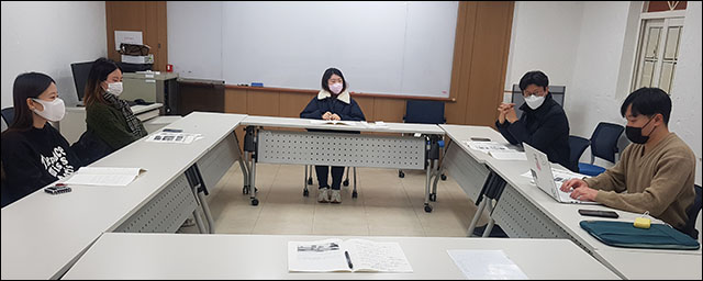 평화뉴스 66차 독자위원회(2023.1.25. 대구시민공익활동지원센터 혁신홀)...(사진 왼쪽부터) 김영화 기자, 이명은·양자희·탁기홍 독자위원, 정준민 인턴기자 / 사진. 평화뉴스 유지웅 기자