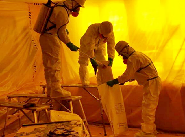 제거한 석면을 쓰레기봉투에 담는 모습 / 사진.대구안전보건공단 모니터단 활동요령