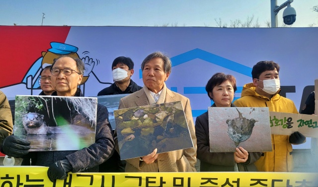 "금호강을 자연 그대로" 대책위 피켓팅(2023.2.1.대구시청 산격청사 앞) / 사진.평화뉴스 김영화 기자